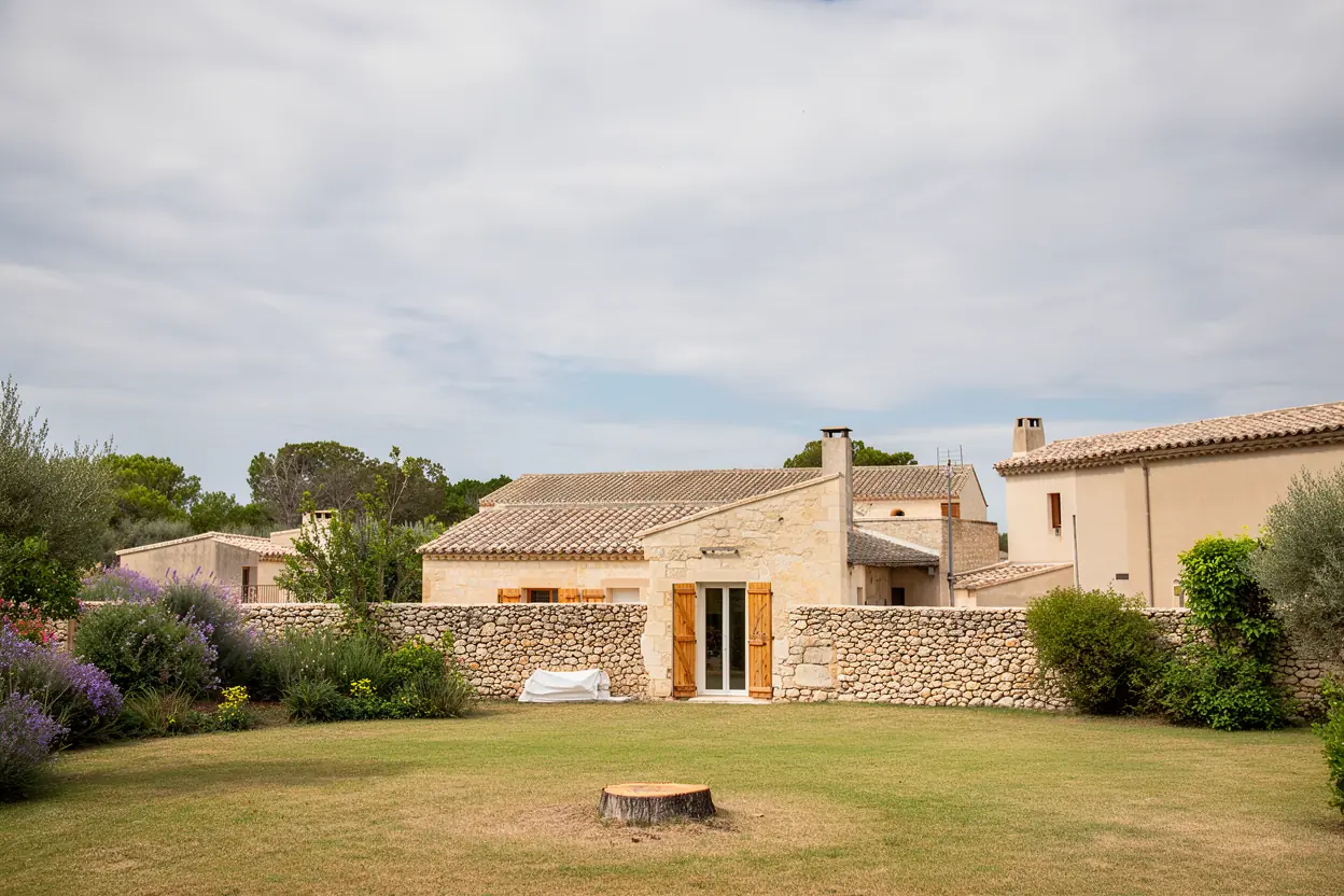Cour dégagée après démontage du pin à Saint-Rémy-de-Provence