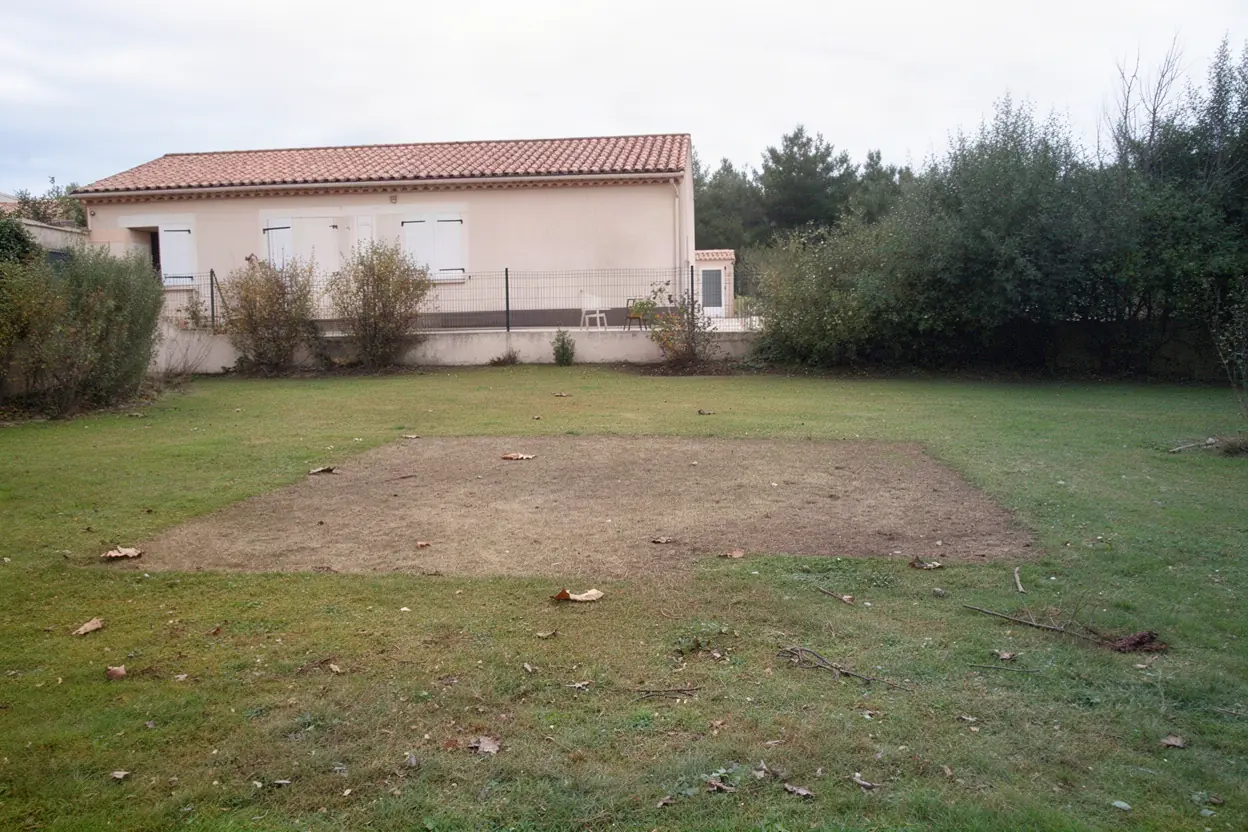 Terrain dégagé et ratissé après évacuation des déchets verts
